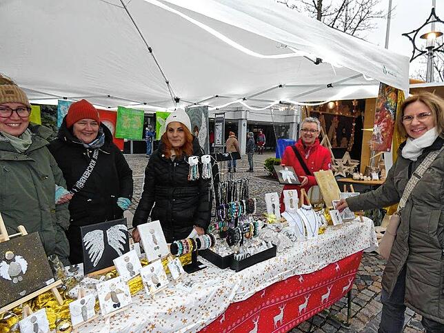 Es herrschte an den Markthütten reges Treiben. Der Nikolaus verteilte an beiden Tagen seine Süssigkeiten an die kleinen Besucher. Für ...