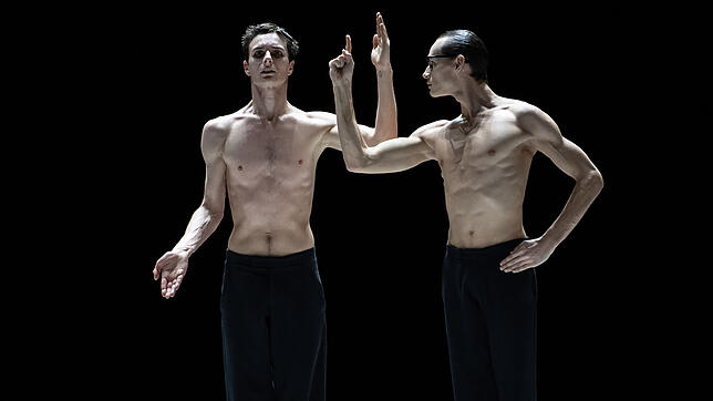 In Marco Goeckes Choreografien sind die Tänzer immer in Bewegung: hier Nijinski (Jan Casier, links) und sein Arzt (Dominik Slavkovský).