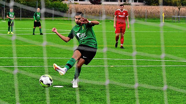 Hattrick: Romano Males verwandelt hier den Strafstoß zum 2:0-Zwischenstand für den SV Herten und legt zwei weitere Treffer zum ...