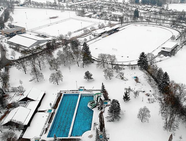 Das Parkschwimmbad in Donaueschingen im März 2018 aus der Luft fotografisch eingefangen.
