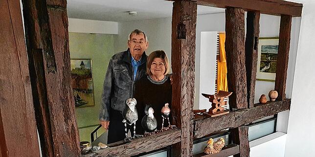 Ute Stölzle und ihr Mann Gerald Benedikt hinter freigelegtem Fachwerk in ihrem 2009 komplett sanierten Haus.