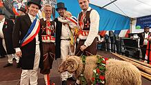 Fast ein Famlienfoto: Bockgewinner Christian Wässerle, Zunftmeister Marc Jacobshagen, Bockgötti und Schwager von Christian Wässerle, ...