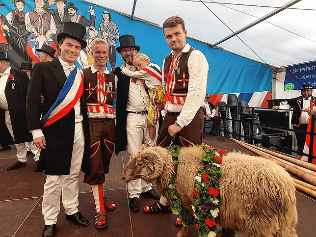 Fast ein Famlienfoto: Bockgewinner Christian Wässerle, Zunftmeister Marc Jacobshagen, Bockgötti und Schwager von Christian Wässerle, ...