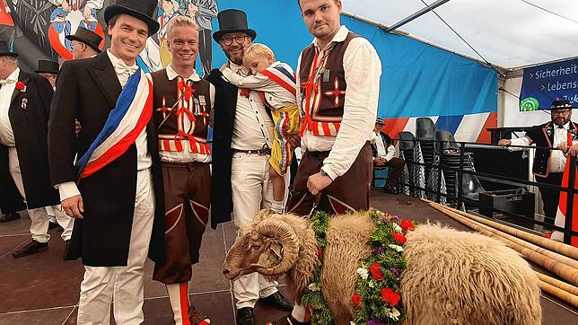 Fast ein Famlienfoto: Bockgewinner Christian Wässerle, Zunftmeister Marc Jacobshagen, Bockgötti und Schwager von Christian Wässerle, ...