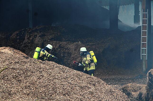 Bild 44: Scheune brennt: Bilder vom Großeinsatz der Feuerwehr in Bernau-Goldbach
