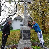 Marc und Tino Wilhelm betrachten das Kreuz zusammen mit Martin Abend (von links).