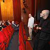 Entführt in die Wunderwelt des Theaters Konstanz wurden die Gewinner von der „SÜDKURIER öffnet Türen“ von Rudolf Hartmann, musikalischer ...