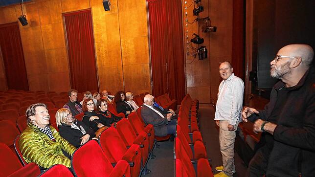 Entführt in die Wunderwelt des Theaters Konstanz wurden die Gewinner von der „SÜDKURIER öffnet Türen“ von Rudolf Hartmann, musikalischer ...