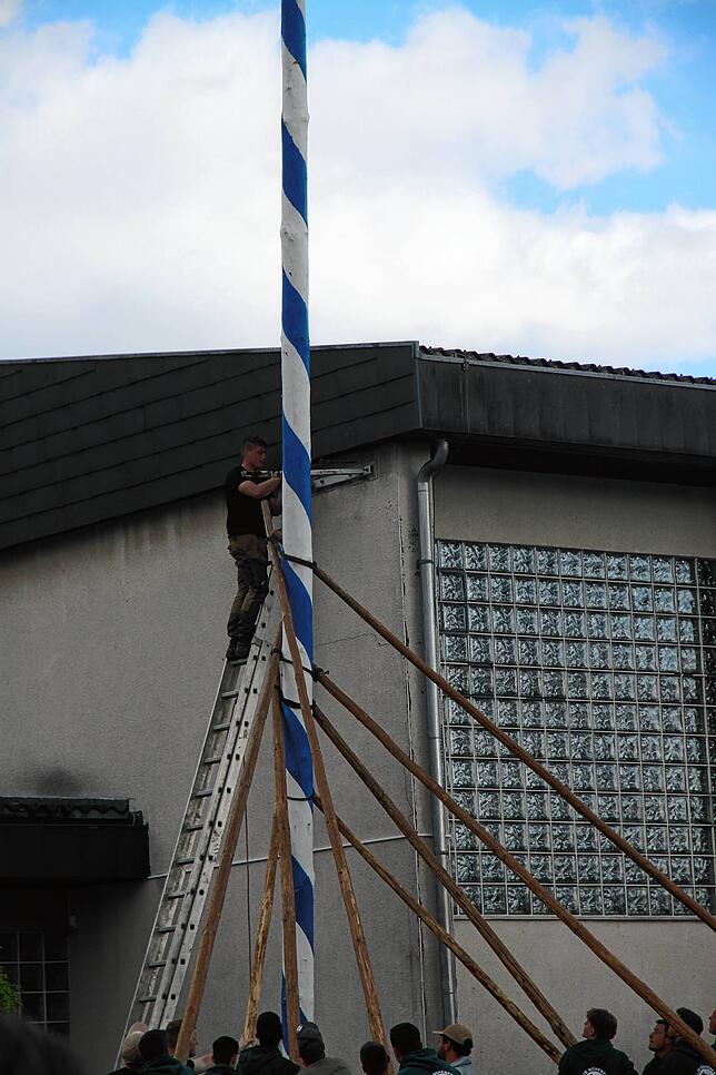 Bild 20: Bilder vom Stellen des Maibaums und Blasmusikabend zum Start des Liggersdorfer Maifestes