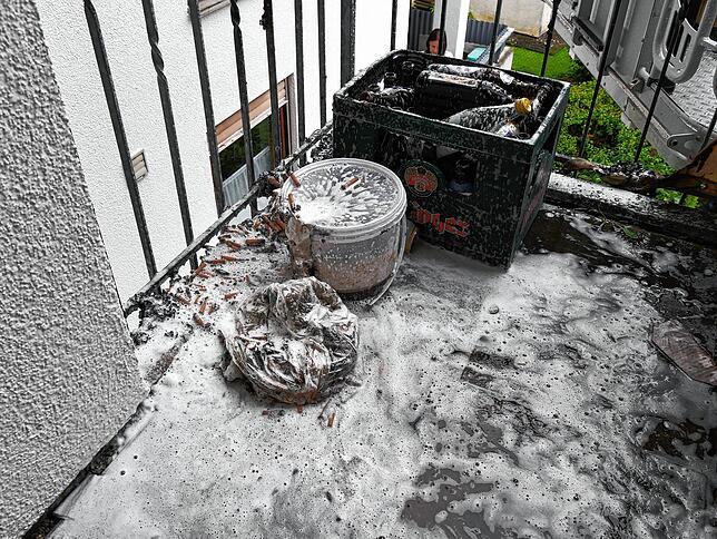 Blick auf dem Balkon nach dem Löschen: Voraussichtlich waren Zigarettenstummel der Auslöser für den Schwebebrand.