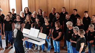 Vor zahlreichen Zuhörern gab der Gospelchor Stimmen-Los sein Jubiläumskonzert im Forum erlebnis:holz. Bild: Michael Gottstein