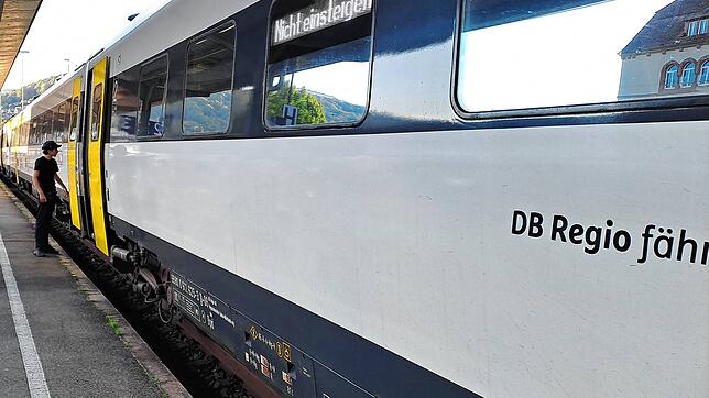 Der Bahnunfall in Dogern am 3. September hatte Zugausfälle und Wartezeiten auf der Hochrheinstrecke zur Folge. Zwischen Waldshut ...