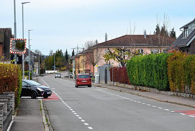 Auch die innerstädtische Bernhardstraße, beliebt als Ausweichstrecke für die häufig verstopfte B33-Ortsdurchfahrt, soll nun ein ...