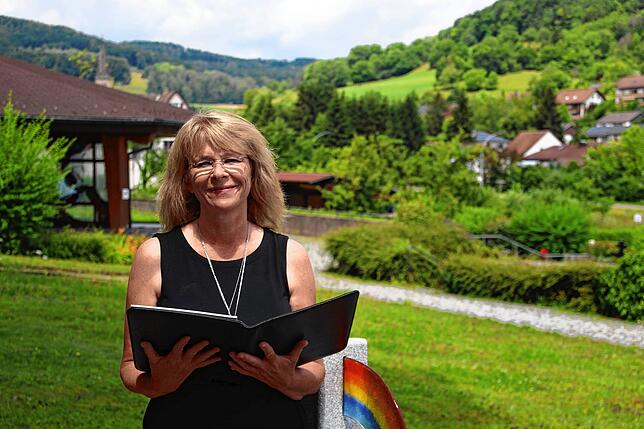Der Bedarf an freien Rednern sowohl für Trauerfeiern als auch für Trauungen steigt, sagt Trauerrednerin Simone Schneider.