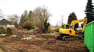 Vor Baggerarbeiten wird nach Kleintieren gesucht. In Wyhlen wird derzeit an der B34 neu gearbeitet. Bild: Rolf Reißmann