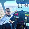 Blick auf den See und die gesamte Region: Pilot Viktor Schacht im Cockpit des Zeppelins.