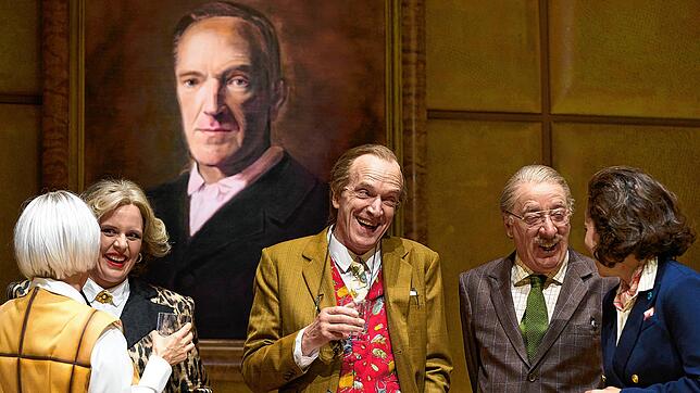 Die Familie hat was zu feiern, doch Dr. Watzenreuthers Vermächtnis schwebt über allem. Der Urahn hängt als Gemälde an der Wand.