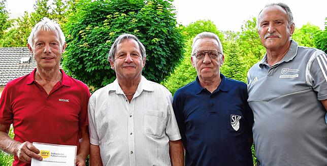Ehrungen im Sommer 2023: Geehrt wurden in Wehr damals zusammen mit Kurt Schneeberger (Zweiter von links) auch Herbert Streuff (links) ...