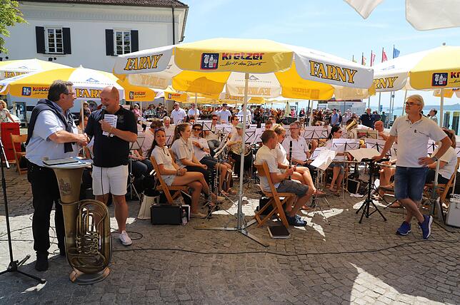 Während die Stadtmusik Elzach kurz pausiert, erläutert Überlingens Narrenmutter Wolfgang Lechler (links) unter der Moderation von Uli ...