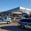 Polizeiwagen am Samstag vor dem Rheinbad in Düsseldorf.