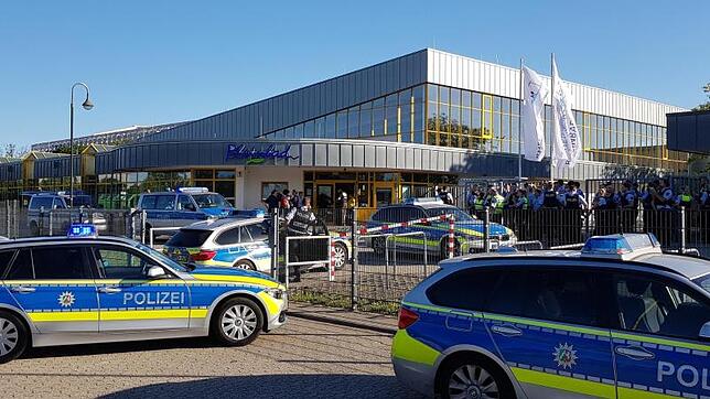 Polizeiwagen am Samstag vor dem Rheinbad in Düsseldorf.