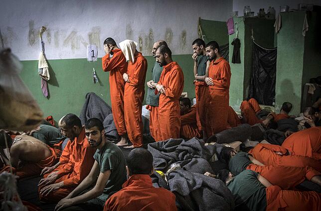 Männer, denen eine IS-Anhängerschaft vorgeworfen wird, werden in einem kurdischen Gefängnis in Nordsyrien festgehalten.