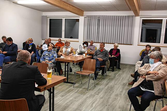 Um den nötigen Corona-Abstand zu einhalten, musste der OB Stammtisch in Markelfingen auf einen Versammlungsraum im Sportheim ausweichen. ...