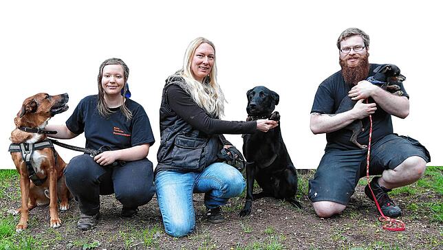 Nadine Vögel (Mitte) mit der Crew vom Kreistierheim Jaden Weißer (links), Timo Detta mit den Hunden Buddy, Lexx und Peterle.