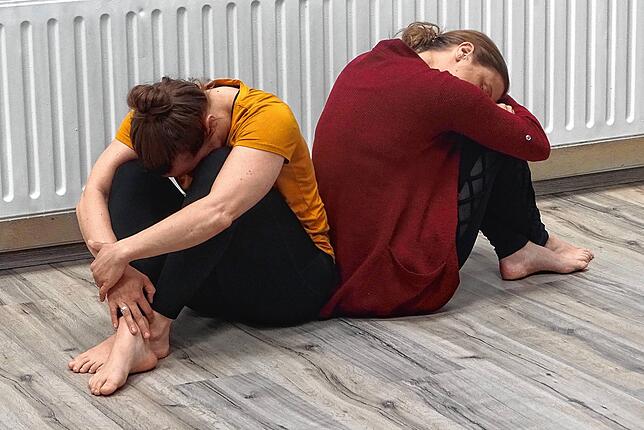 Nina und Cynthia Bull (v. links) zeigen in einer tänzerischen Geste, wie es ihnen aktuell, im Noch-Lockdown geht.
