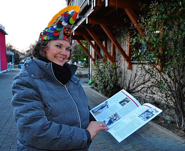 Zunftmeisterin Birgit Beck wünscht sich den Ochsenbachkurier nun immer komplett in Farbe.