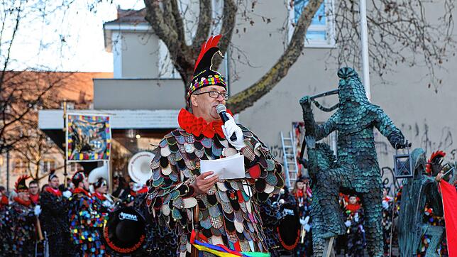 Bild 9: Konstanzer Fasnacht: Blätzlebuebe feiern den Auftakt 2023 auf dem Augustinerplatz