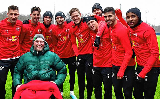 Gruppenbild mit Kevin Simanowski: Die RB-Profis Willi Orban, Dominik Szoboszlai, Timo Werner, Konrad Laimer, Marcel Halstenberg, Xaver ...