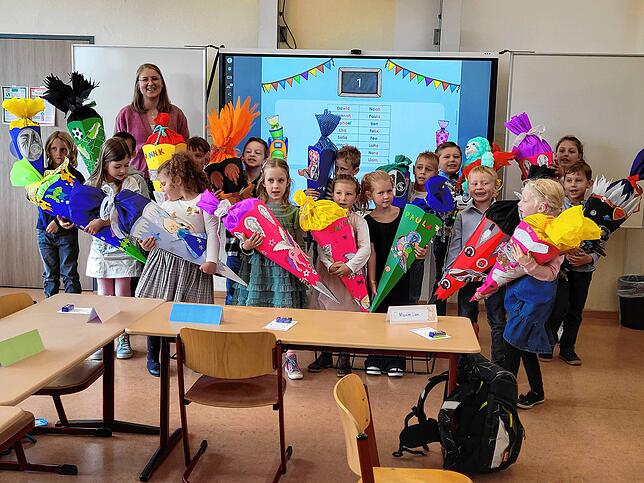 16 Schulanfänger der Frobenius-Thomsin-Schule Blumberg-Riedöschingen mit der Klassenlehrerin Sophia Käfer.