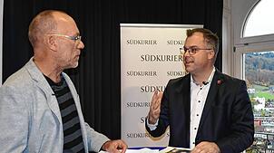 SÜDKURIER-Redakteur Markus Vonberg im Gespräch mit Laufenburgs Bürgermeister Ulrich Krieger.