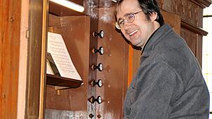 Organist Johannes Fankhauser stellt die Wiener Flöte vor. Bild: Rolf Reißmann