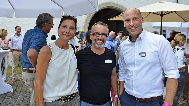 Tanja Petzold und Franz Petzold, Insel Mainau, und Tobias Gräser, stellvertretender Anzeigenverkaufsleiter beim SÜDKURIER.
