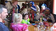 Nicht nur Kinder freuen sich, wenn die Pflumeschlucker Gutsle, Südfrüchte oder Schokis für das Aufsagen von Narrensprüchle auswerfen wie ...