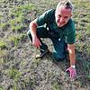 Detlef Pfundstein prüft eine Rasenfläche in Villingen. Hier ist er zufrieden. Es wächst nach einigen Regenstunden schon neues Grün nach.