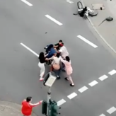 Mehrere Frauen schlagen mitten in der Singener Innenstadt wild aufeinander ein, wie Screenshots aus einem viral gegangenen Video zeigen.
