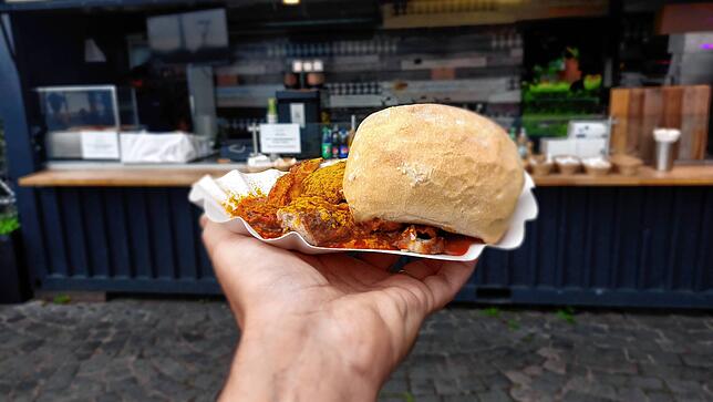 Regionale Wurst, regionales Brötchen und weitgehend regionale Gewürze: Die Currywurst vom Foodtruck neben dem Konzil für 4,50 Euro.
