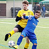 Tanz mit dem Ball. Maximilian Braunagel (gelbes Trikot) von der SG Eintracht Gütenbach-Neukirch und der St. Georgener Giuseppe Tallarico ...