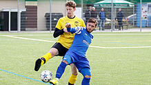 Tanz mit dem Ball. Maximilian Braunagel (gelbes Trikot) von der SG Eintracht Gütenbach-Neukirch und der St. Georgener Giuseppe Tallarico ...