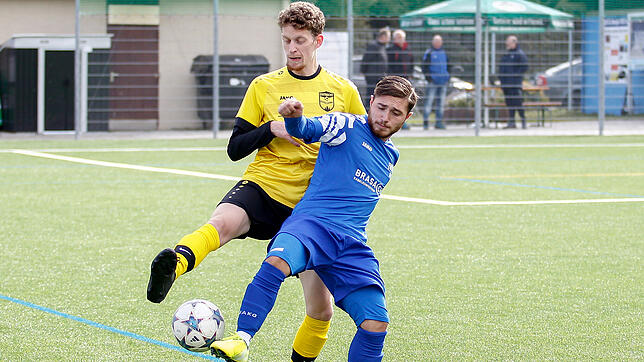 Tanz mit dem Ball. Maximilian Braunagel (gelbes Trikot) von der SG Eintracht Gütenbach-Neukirch und der St. Georgener Giuseppe Tallarico ...