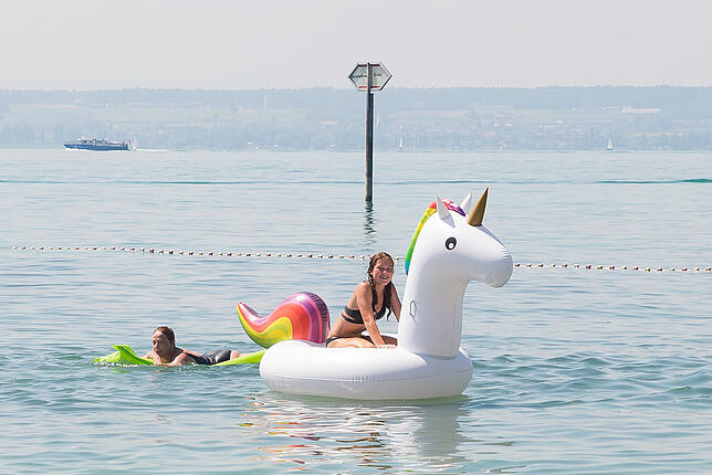 Selina Daum aus dem Odenwald macht mit ihrer Familie Urlaub am See und hat viel Spaß mit ihrem schwimmenden Einhorn. Solche Schwimmtiere ...