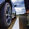 Jogger und Autofahrer reiben mit ihren Laufschuhen und Reifen jedes Jahr viel Mikroplastik in die Umwelt.