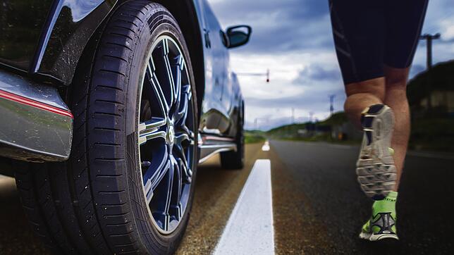 Jogger und Autofahrer reiben mit ihren Laufschuhen und Reifen jedes Jahr viel Mikroplastik in die Umwelt.