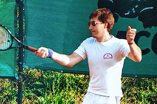 Gerd Felber erinnert sich noch gut an die Anfänge im Tennis-Club Gurtweil. Das Bild zeigt ihm im „Dress-Code“ der 80er Jahre.