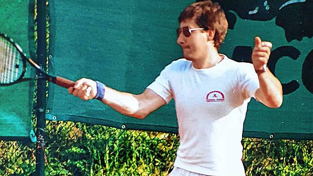 Gerd Felber erinnert sich noch gut an die Anfänge im Tennis-Club Gurtweil. Das Bild zeigt ihm im &bdquo;Dress-Code&ldquo; der 80er Jahre.