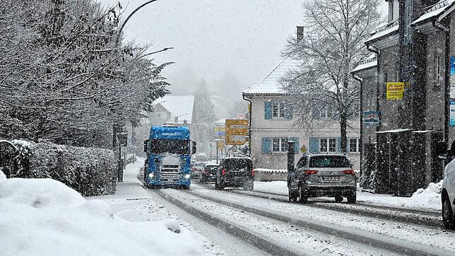 Der Städtische Winterdienst räumt verschneite Straßen, wie hier im Januar 2021, frei.