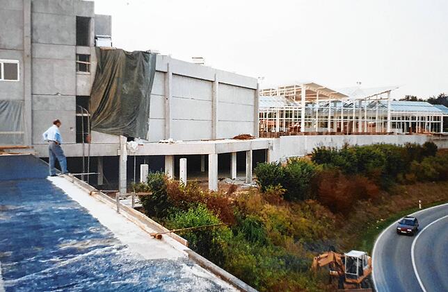 1997: Blick vom Parkdeck auf einen Teil des Obi-Baumarkts und das angeschlossene Gartencenter.
